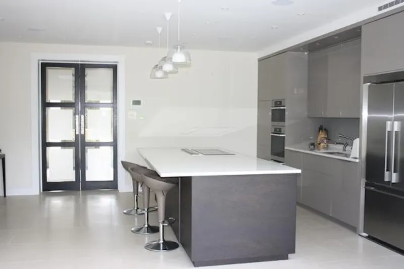 Kitchen at East Sheen family home, D2124 (photo 2)