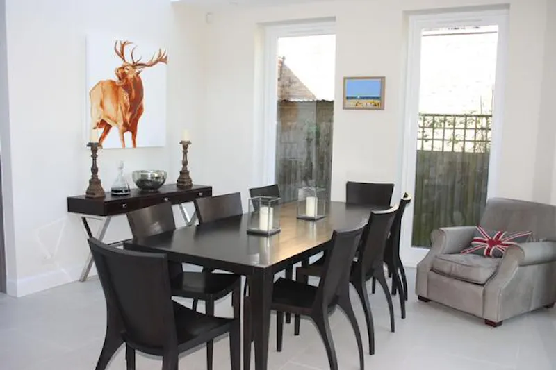 Dining room at East Sheen family home, D2124 (photo 5)