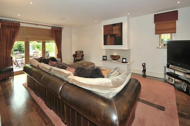 Immaculate Knutsford new-build, D2125 (photo 4)