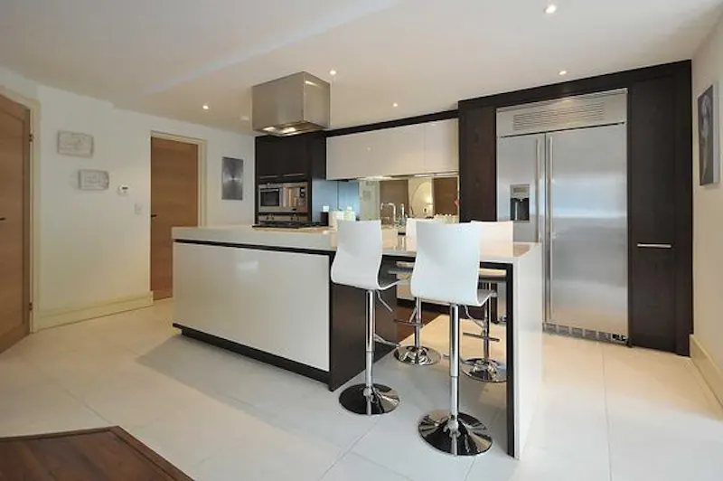Kitchen island at Immaculate Knutsford new-build, D2125 (photo 6)