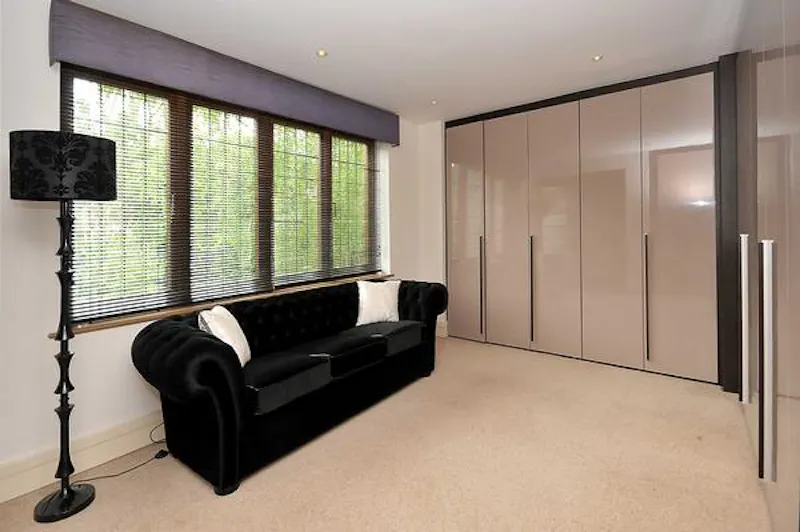 Immaculate Knutsford new-build, D2125 (photo 25)