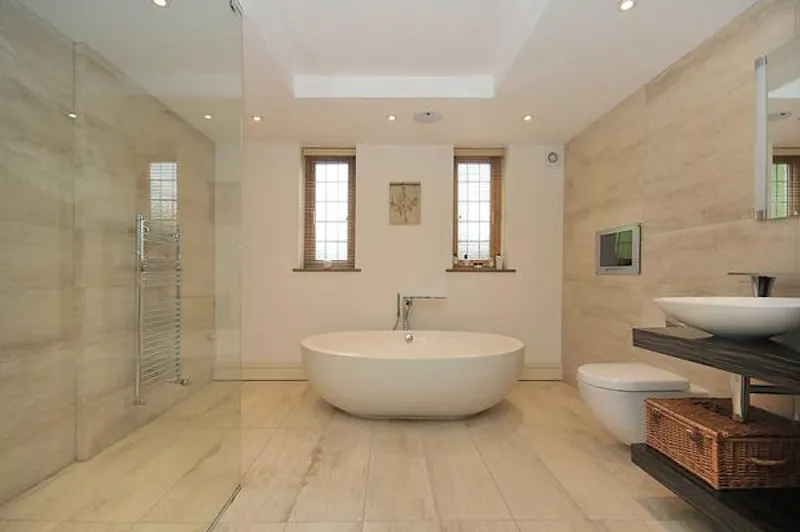 Bath at Immaculate Knutsford new-build, D2125 (photo 28)