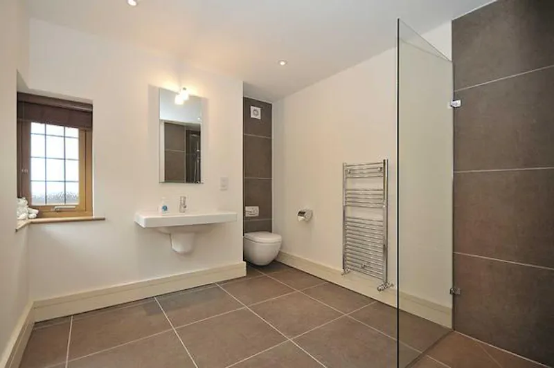 Immaculate Knutsford new-build, D2125 (photo 37)