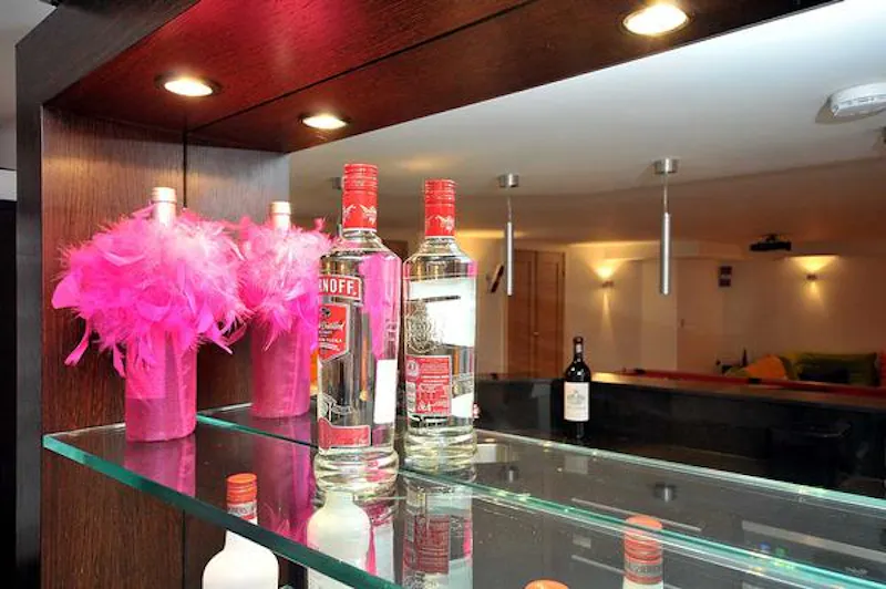 Bar at Immaculate Knutsford new-build, D2125 (photo 50)