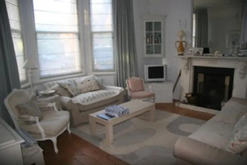 Fireplace at Film location D2126 in Surrey (photo 3)