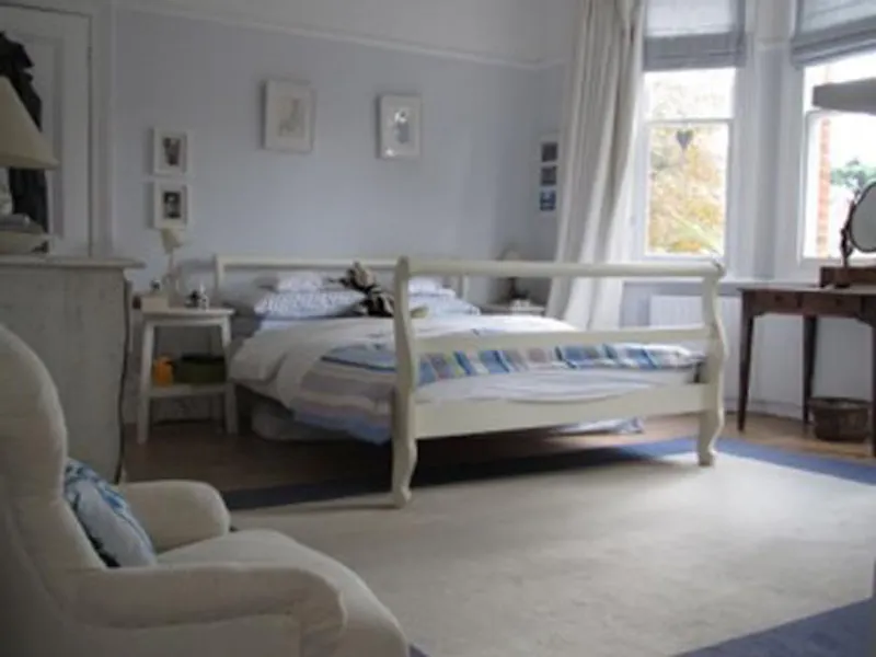 Bedroom at Film location D2126 in Surrey (photo 24)