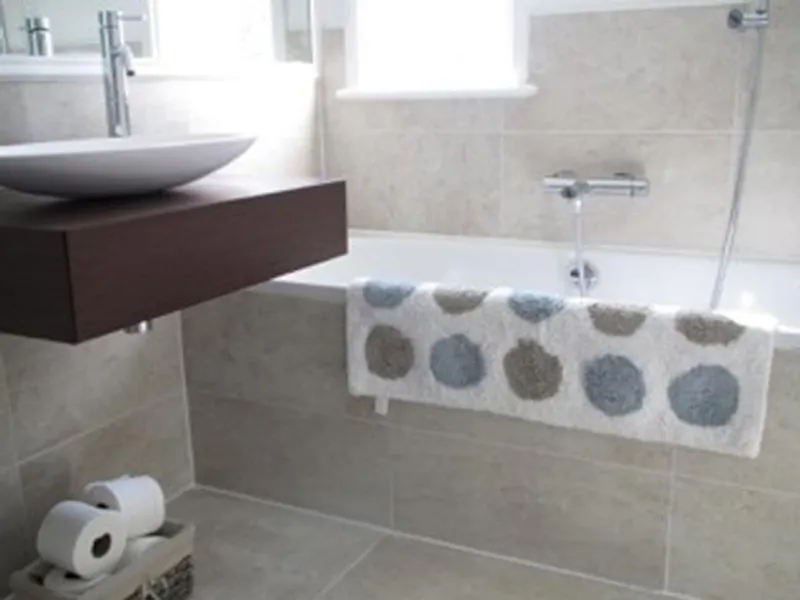 Bathroom at Film location D2126 in Surrey (photo 32)