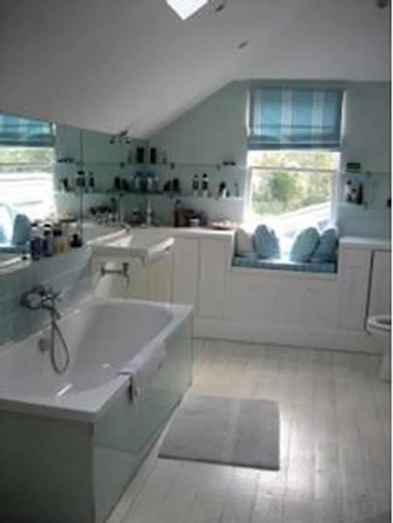 Bathroom at Film location D2126 in Surrey (photo 34)