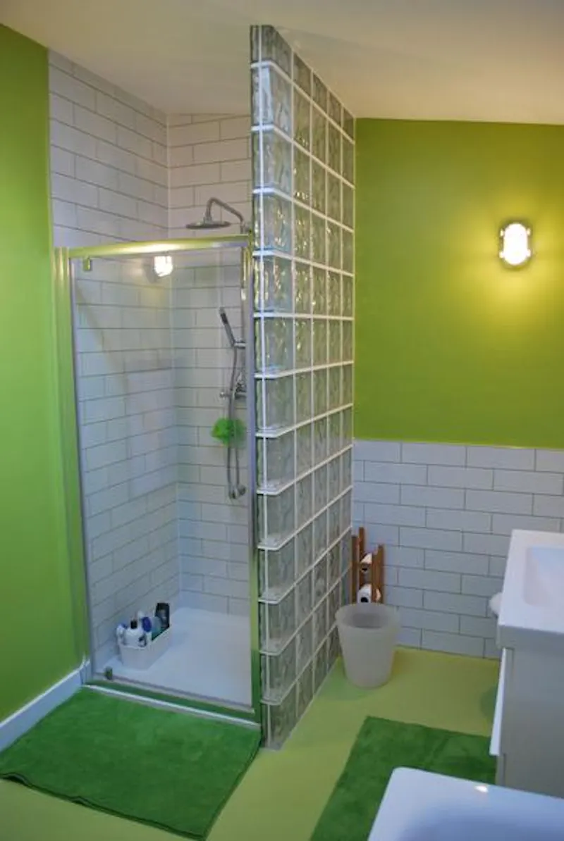 Shower at Authentic 60s Streatham house, D2128 (photo 30)