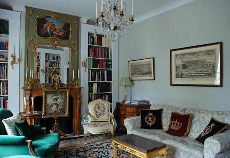 Fireplace at Opulent Wandsworth house, D2131 (photo 1)