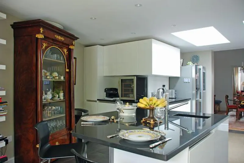 Kitchen island at Opulent Wandsworth house, D2131 (photo 5)