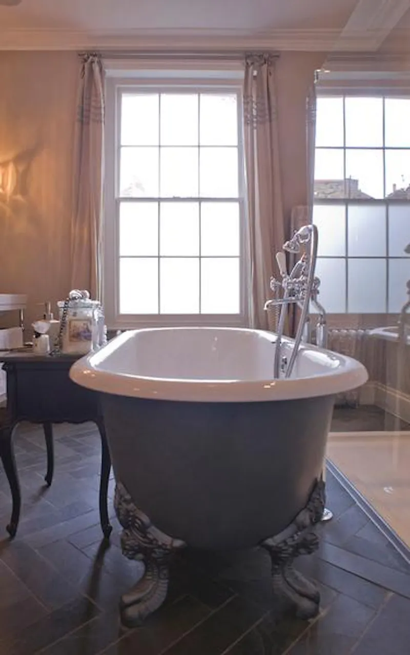 Bath - rolltop at French-feel Islington house, B1601 (photo 13)
