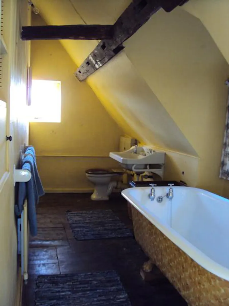 Bathroom at Authentic Ipsden country house, H168 (photo 32)