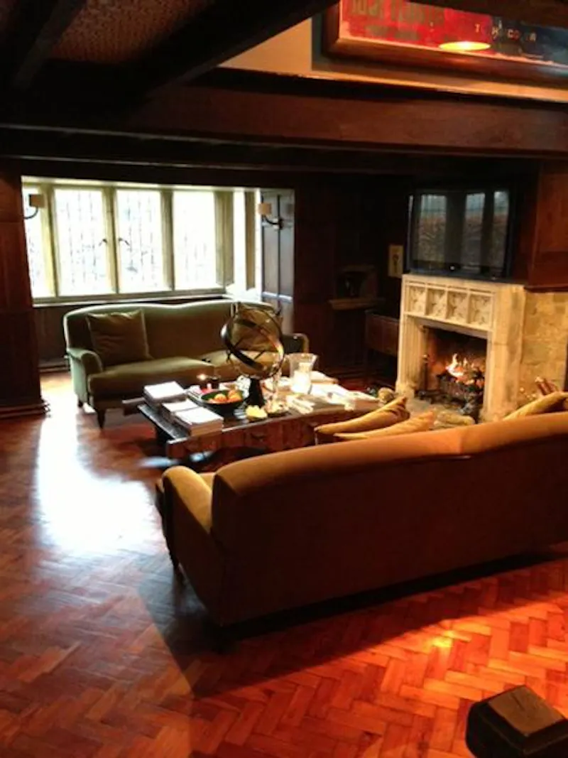 Fireplace at Country house in Oxfordshire, H169 (photo 3)