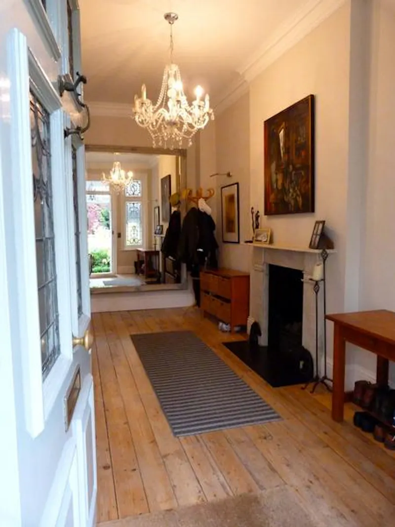 Entrance hall at Ealing family house, E380 (photo 3)