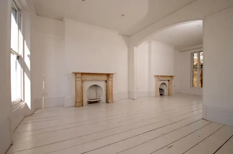 Empty Elephant and Castle house, A1304 (photo 9)
