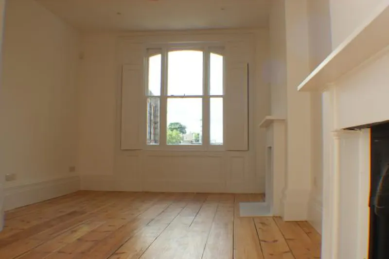 Empty Elephant and Castle house, A1304 (photo 11)