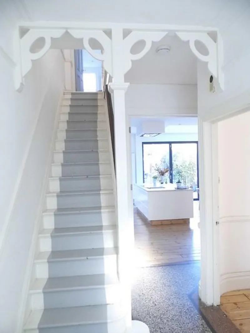 Staircase at Film location E383 in London (photo 16)