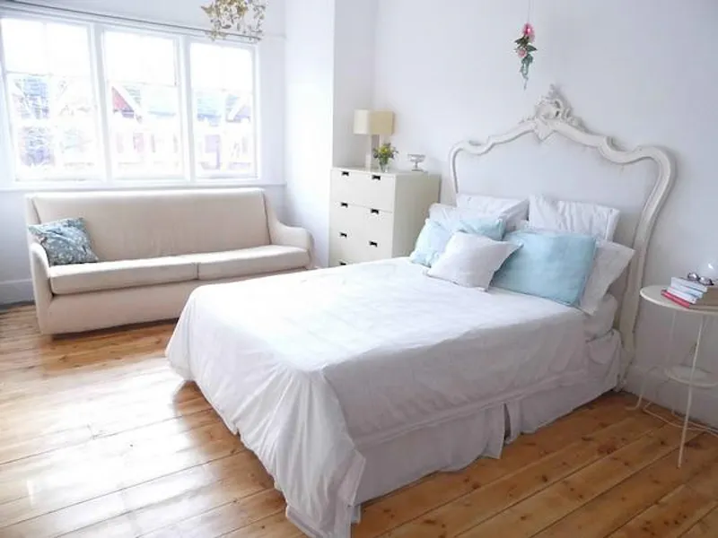 Bedroom at Film location E383 in London (photo 19)