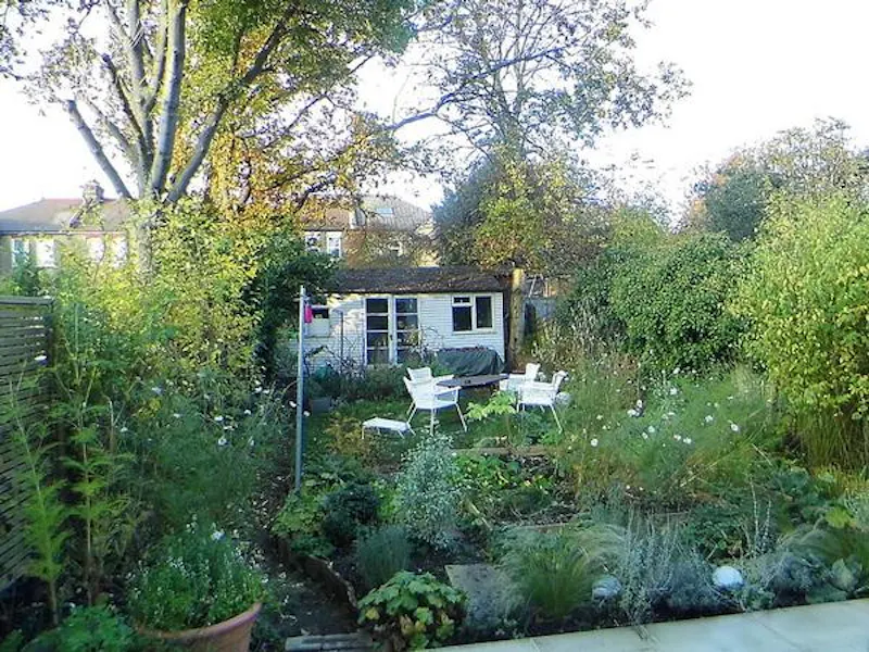 Garden at Film location E383 in London (photo 28)