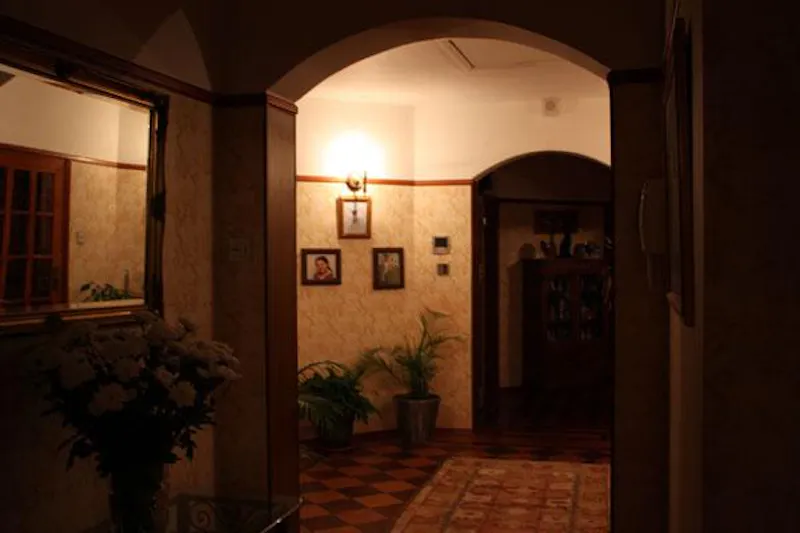 Entrance hall at Film location C835 in Essex (photo 3)