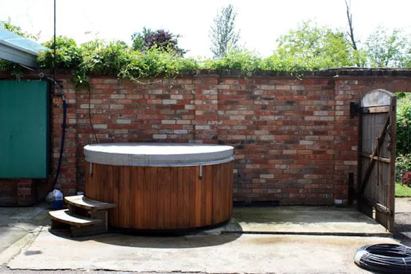 Jacuzzi at Film location C835 in Essex (photo 30)