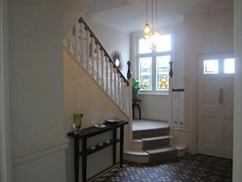 Entrance hall at Film location E385 in London (photo 3)