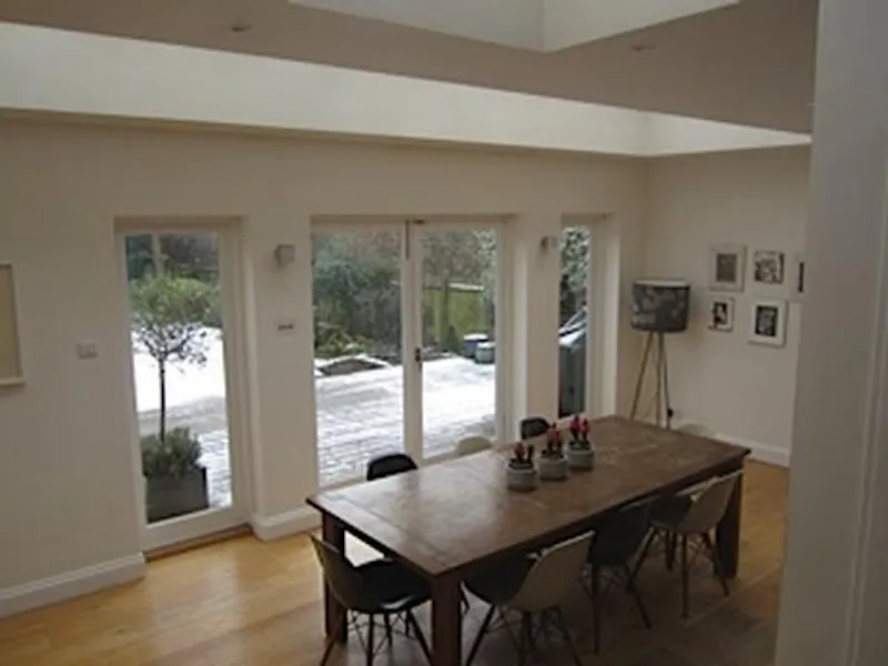 Dining room at Film location E385 in London (photo 11)