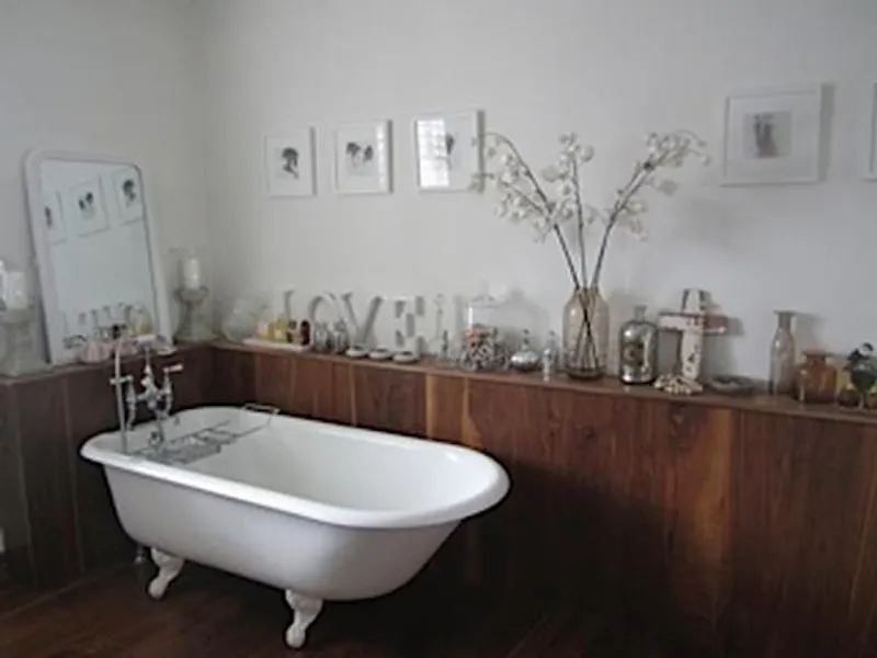 Bath - rolltop at Film location E385 in London (photo 21)