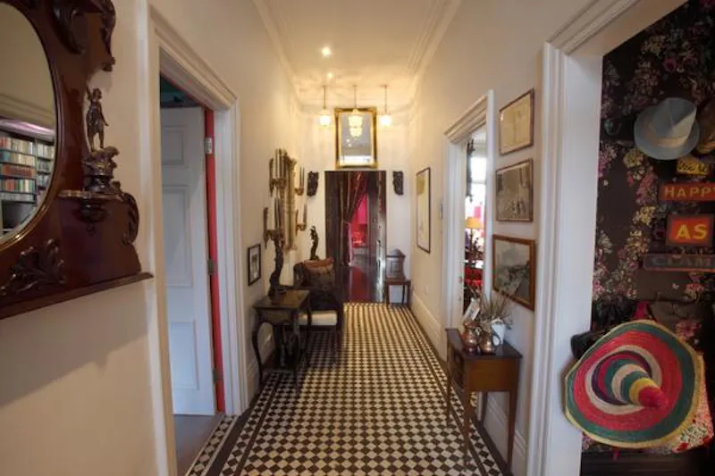 Entrance hall at Film location E386 in London (photo 2)