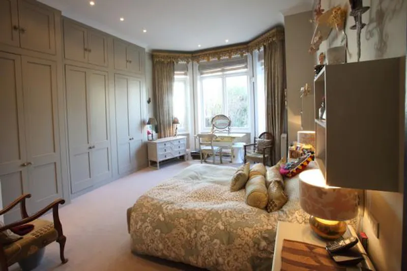 Bedroom at Film location E386 in London (photo 8)