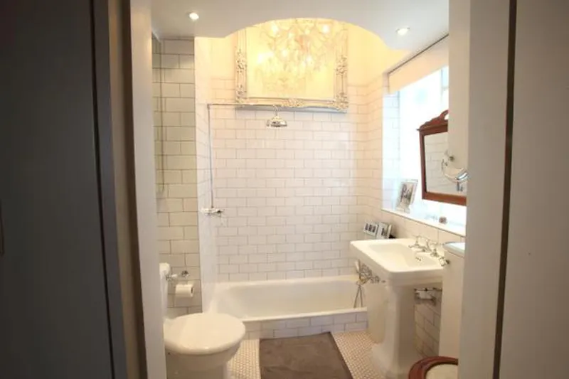 Shower at Film location E386 in London (photo 9)
