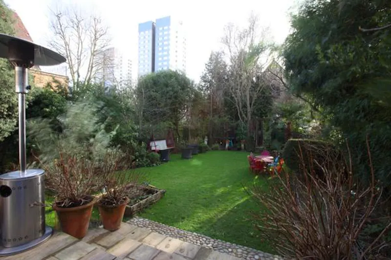 Garden at Film location E386 in London (photo 17)