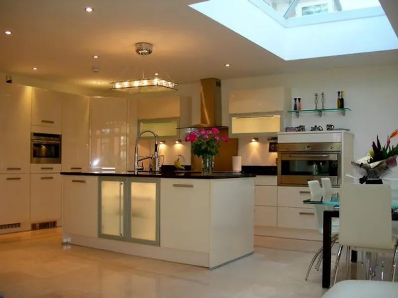 Kitchen at Film location D2137 in Manchester (photo 2)