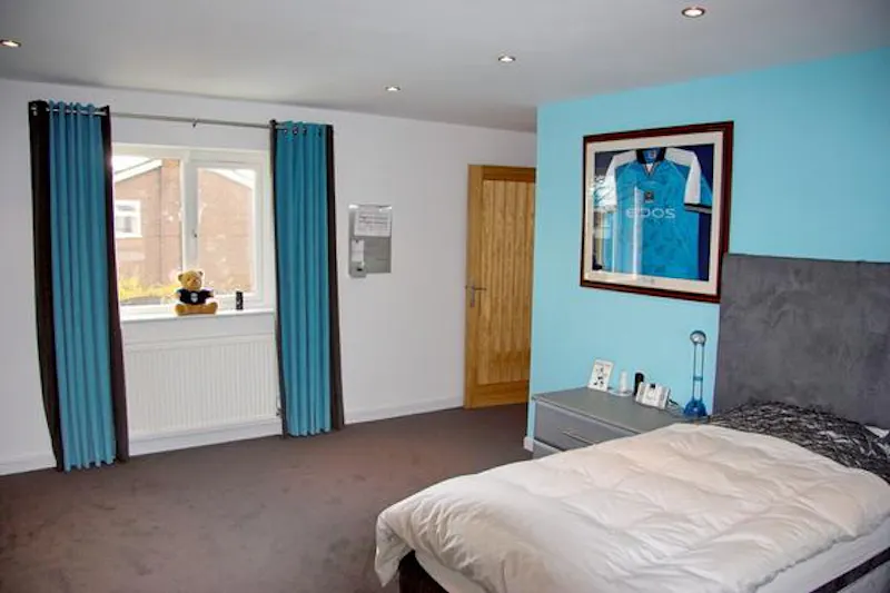 Bedroom - child's at Film location D2137 in Manchester (photo 6)