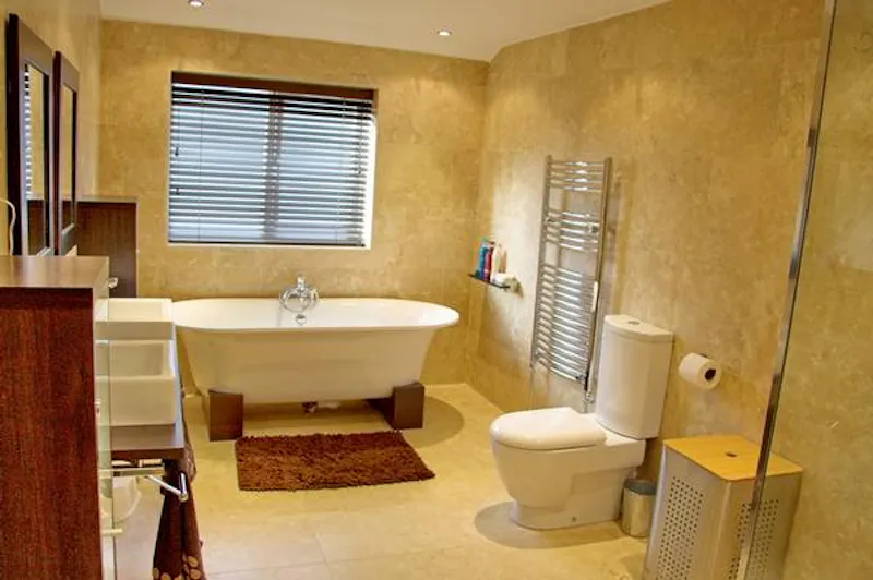 Bathroom at Film location D2137 in Manchester (photo 7)