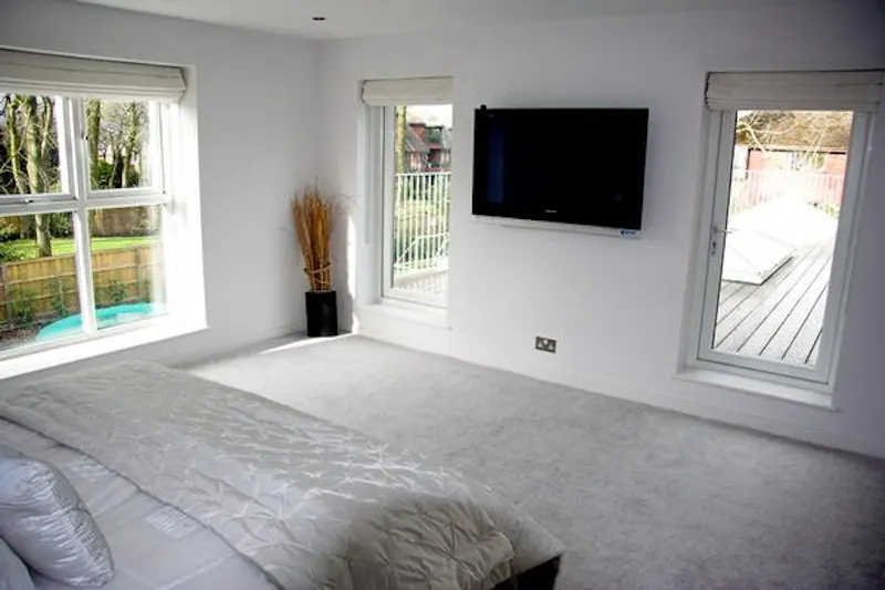 Bedroom at Film location D2137 in Manchester (photo 8)