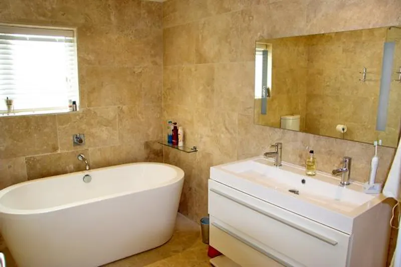 Bathroom at Film location D2137 in Manchester (photo 10)