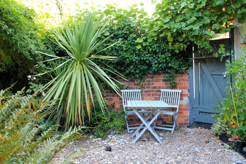 Garden at Cricklewood family house, B1607 (photo 18)