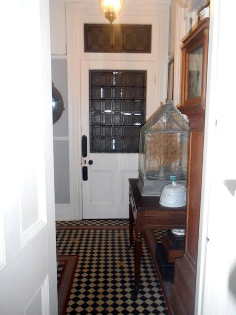 Entrance hall at Brighton family home, B1609 (photo 3)