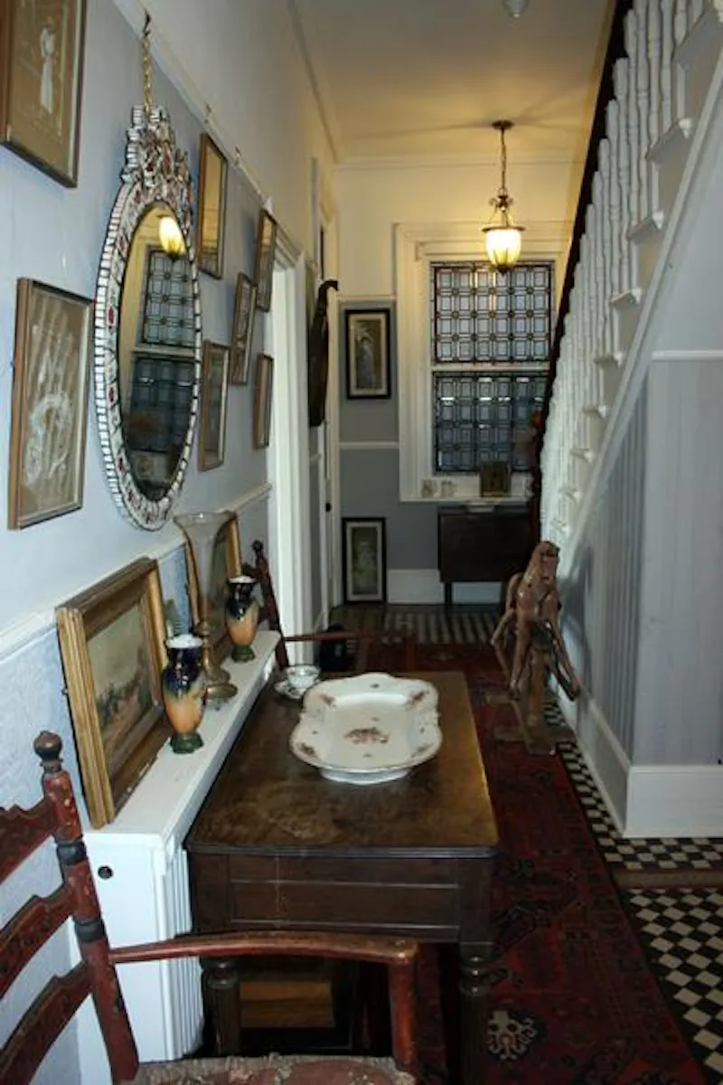 Entrance hall at Brighton family home, B1609 (photo 17)