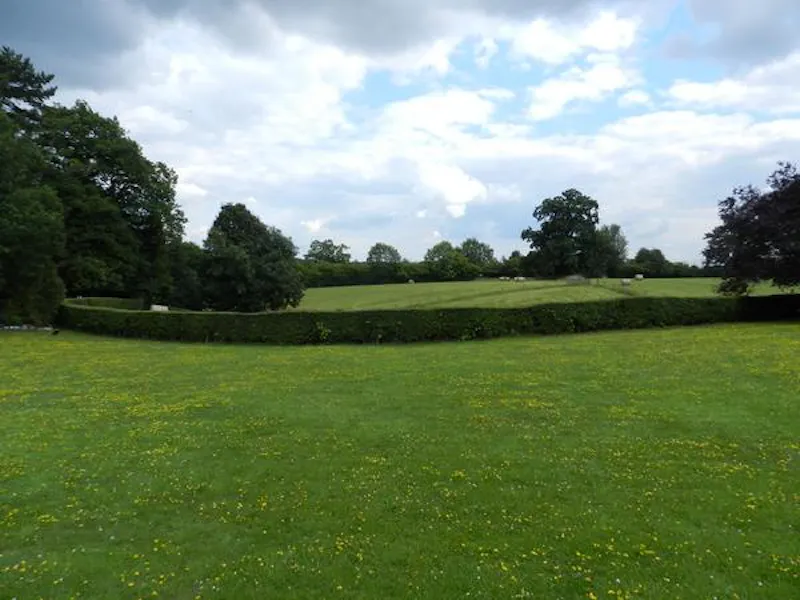 Garden at Film location E296 in Hertfordshire (photo 21)