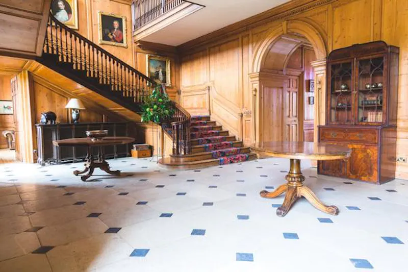 Entrance hall at Kemsing estate, A1309 (photo 7)