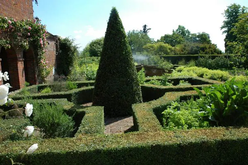 Garden - formal at Kemsing estate, A1309 (photo 48)