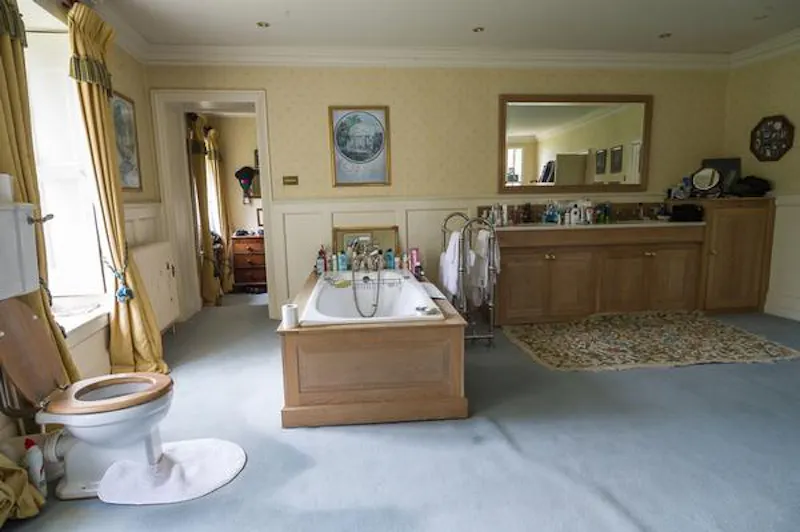 Wallpaper at Exquisite stately home Melton, A1310 (photo 25)
