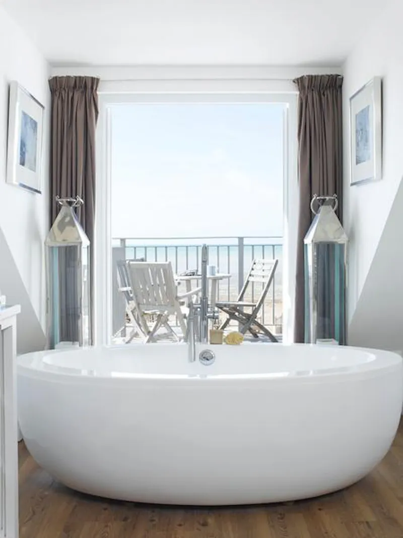 Bathroom at Littlehampton beach house, C840 (photo 4)