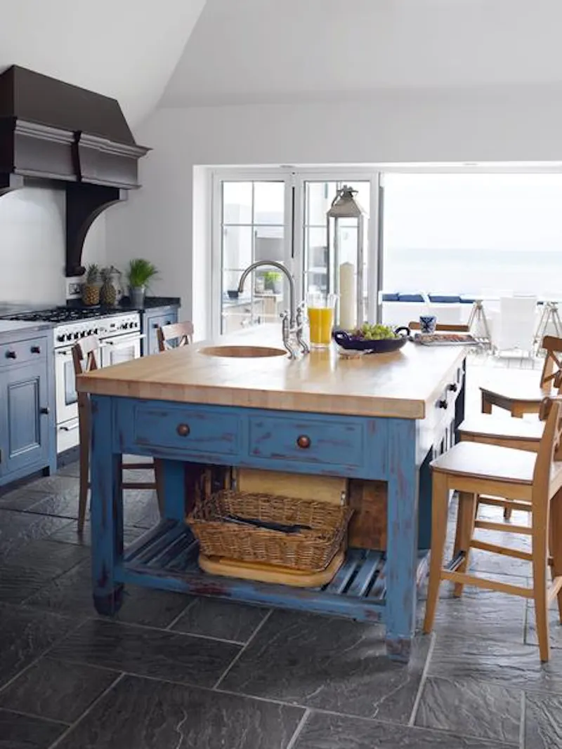 Kitchen at Littlehampton beach house, C840 (photo 5)