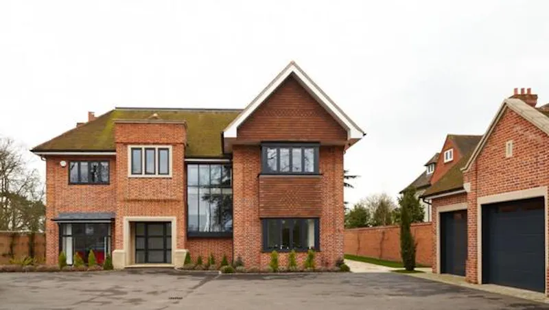 Driveway at Modern Bishop's Stortford Home, D2141 (photo 1)