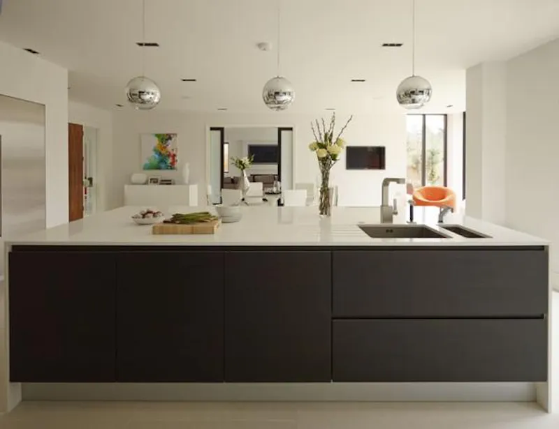 Kitchen island at Modern Bishop's Stortford Home, D2141 (photo 8)