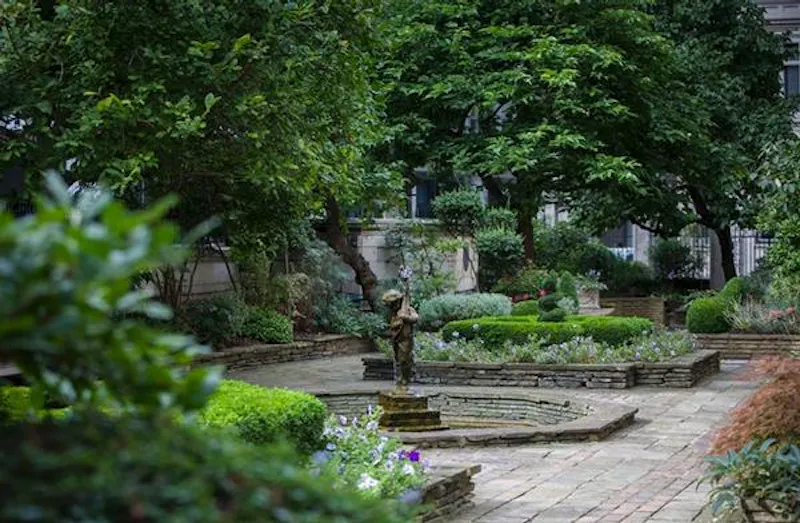 Garden at City of London banqueting hall, A1313 (photo 28)
